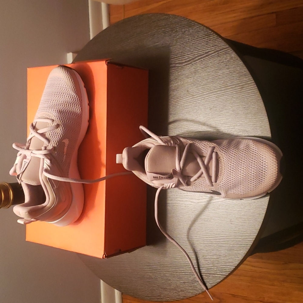 New Nike womens legend essential size 8.5